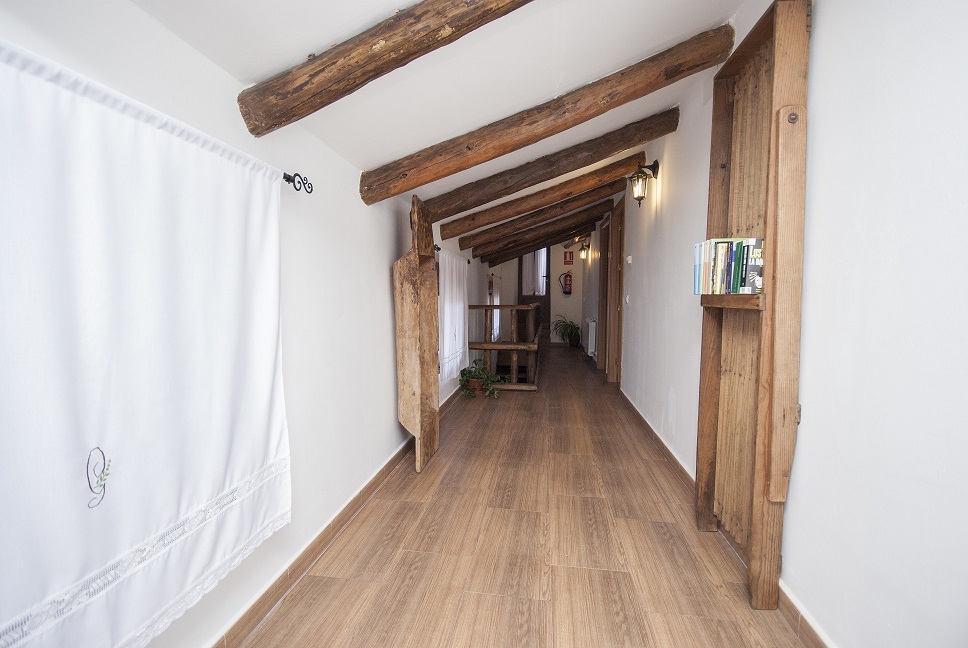 Vivienda Uso Turístico Los Garriolos - Pasillo superior de acceso a las habitaciones